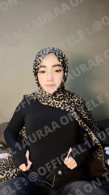 Background nonton video viral Tante Laura Omek Baju Biru Hyper