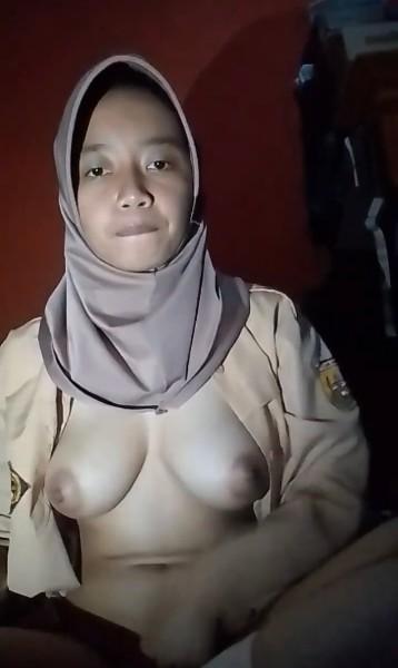 Background nonton video viral Bocil Pramuka Pulang Cepet Demi Colmek